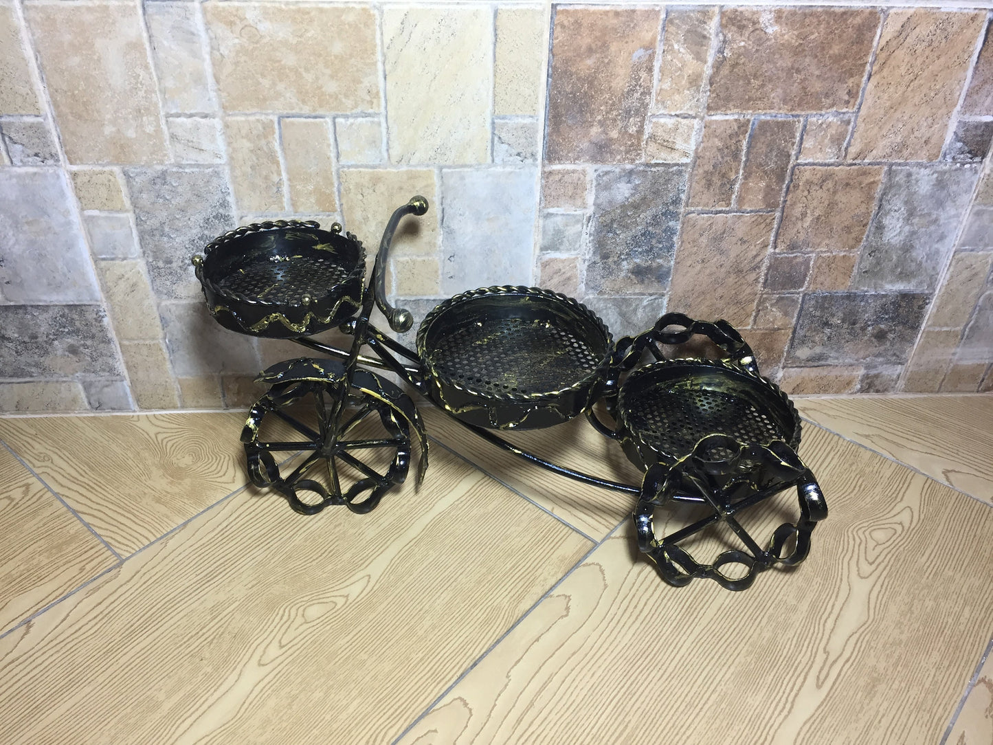 Plant stand metal, plant stands indoor, outdoor plant stand, outdoor wall planter, plants in pots, planters & pots, indoor wall planters