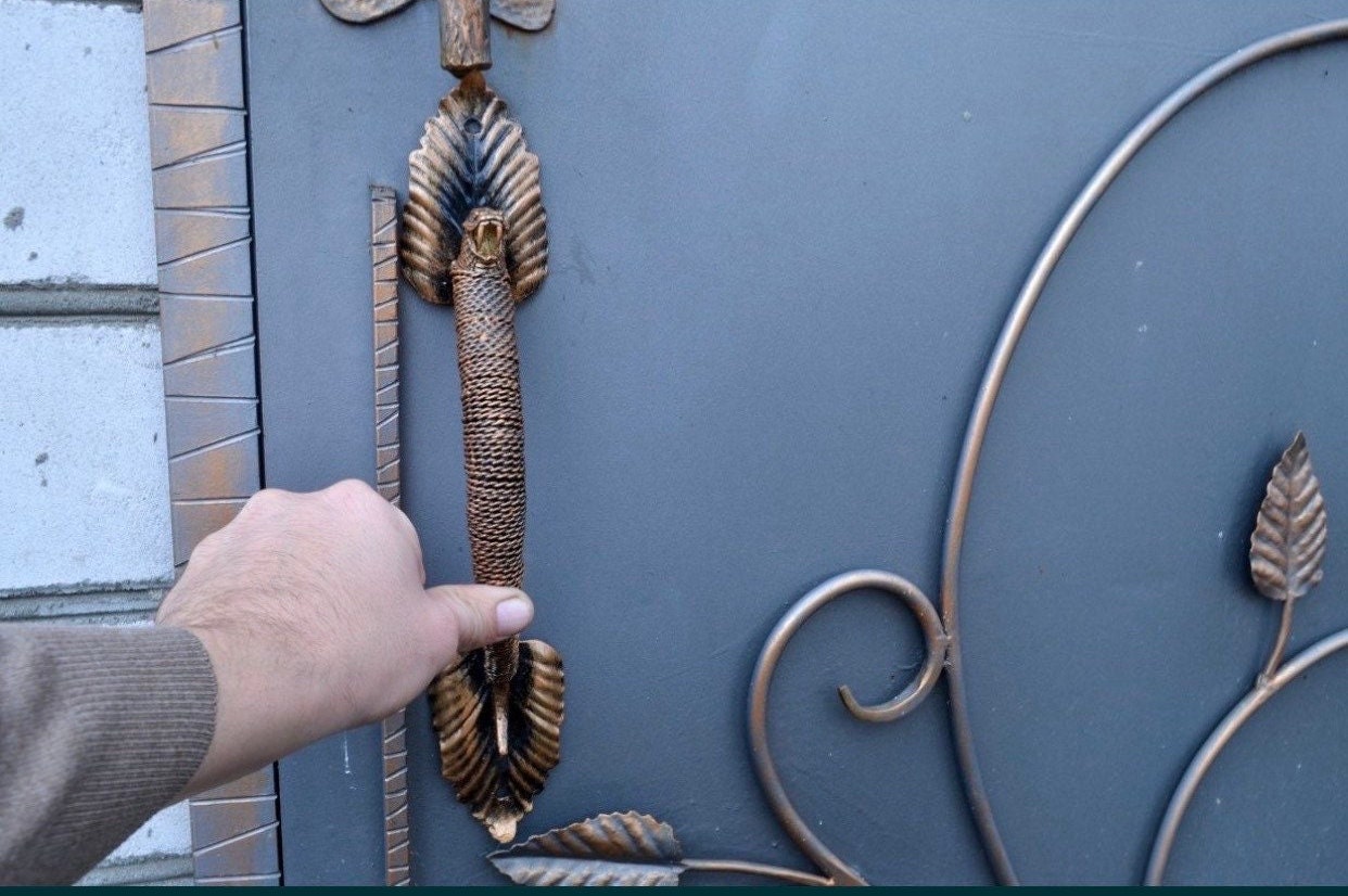Door pull, snake, animal, poison, door handle, earth, lizard, birthday, anniversary, Christmas, room, barn, dining room, living room, forest