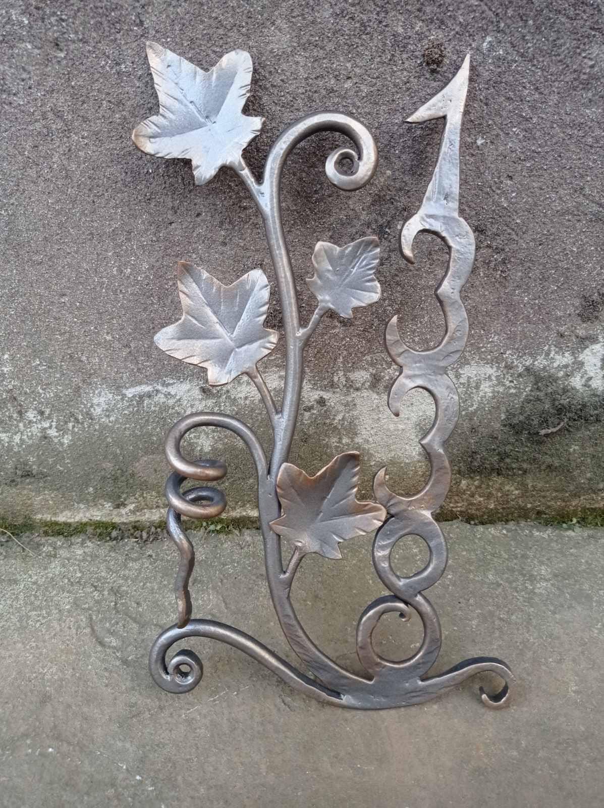 House number plaque, iron gift, house number sign, sign, number, plaque, street number sign, street number, porch sign, address sign, ivy