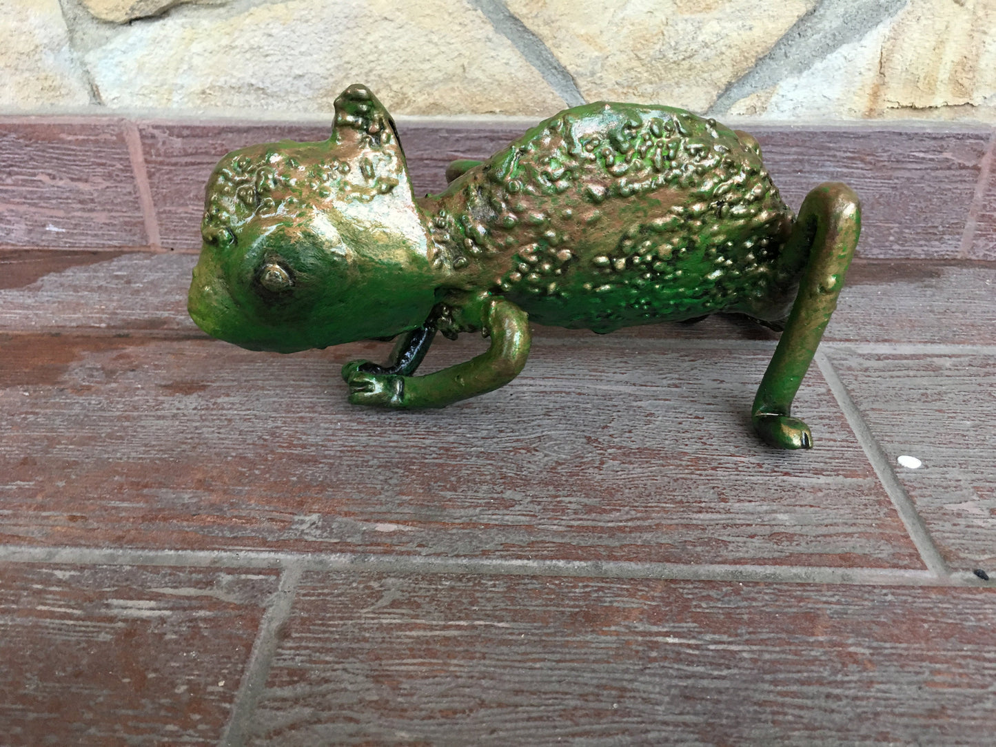 Chameleon, chameleon charm, chameleon art, amimal, chameleon accessories, chameleon costume, chameleon figures, chameleon statue,animal gift